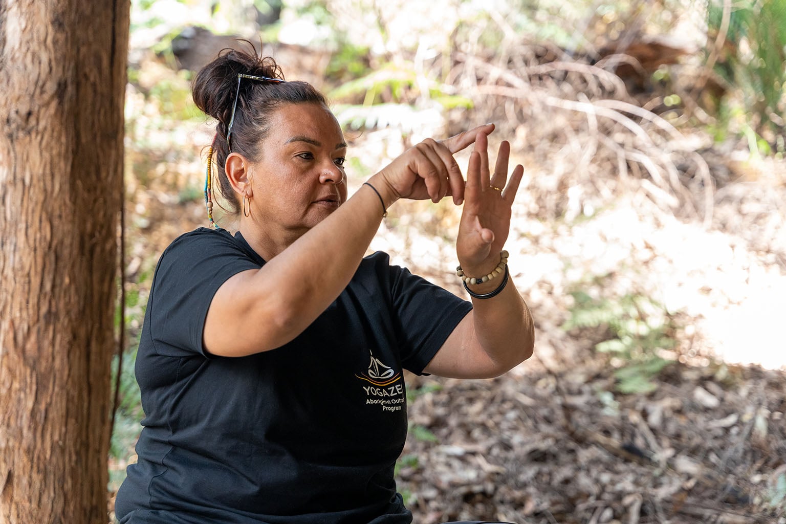 Participant tracing around with her open hand for 5 finger breathing